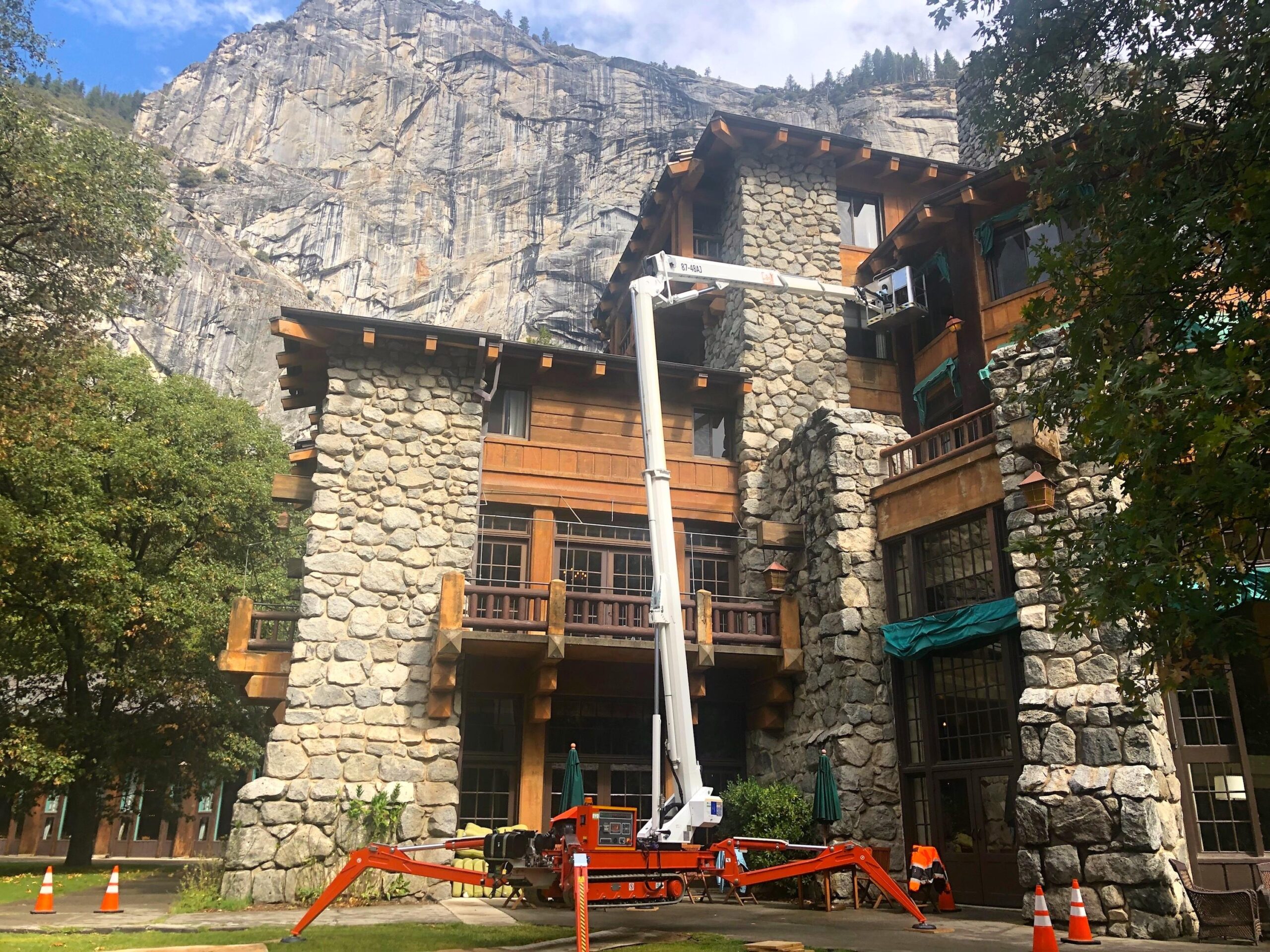 Photo of Easy Lift 87-48AJ property maintenance with stunning background in California