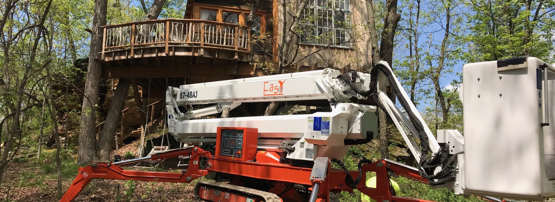 Photo of Easy Lift 87-48AJ ready in tight sloppy backyard